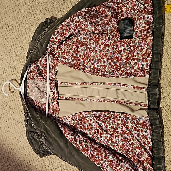 Denim studded cap-sleeve jacket - Picture 4 of 7